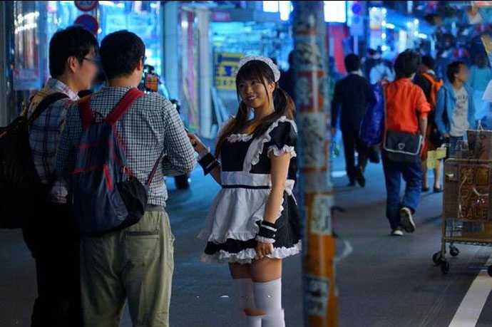 [STARS-201]户田真琴女仆装、白衣天使的打扮上街主动搭讪-第4张图片