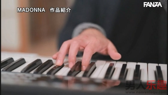 JUL-494:作曲家公公拜托神宮寺ナオ帮忙创作，把她比作钢琴用手指摆弄-第1张图片