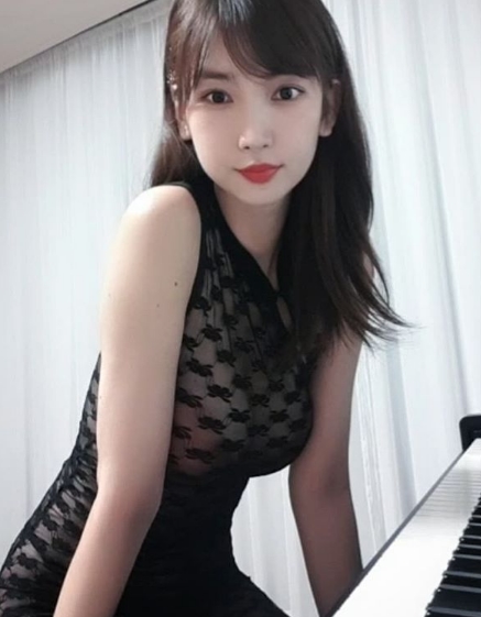 韩国钢琴辣妹《Leezy》隐形洋装露出好身材-第1张图片