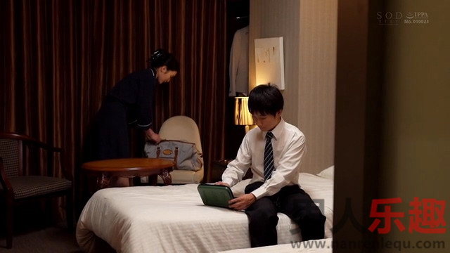 STARS-345:本庄鈴和下属在出差地同住酒店房间直到第二天早上-第4张图片