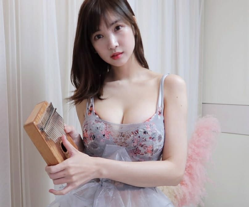 韩国钢琴辣妹《Leezy》隐形洋装露出好身材-第16张图片