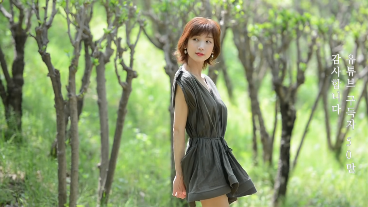 韩国钢琴辣妹《Leezy》隐形洋装露出好身材-第3张图片