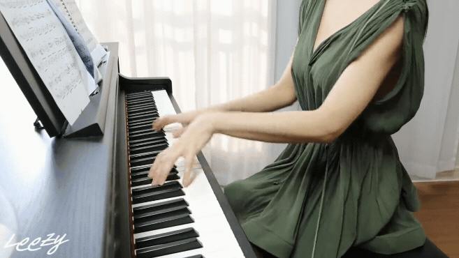 韩国钢琴辣妹《Leezy》隐形洋装露出好身材-第4张图片