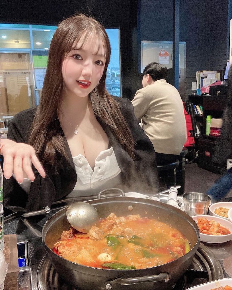 韩国甜心윤블리 Yoonbly「车头灯很大颗」，吃烤肉时美乳把上衣撑开了-第10张图片