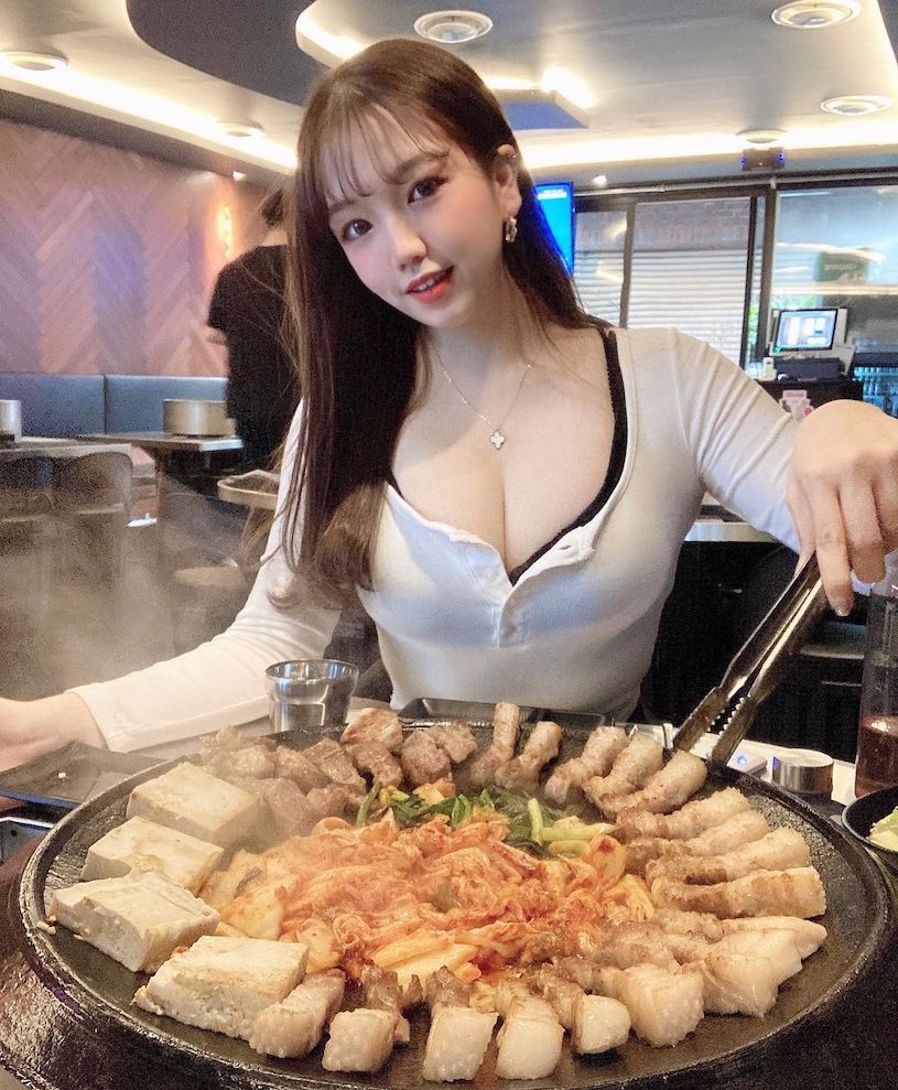韩国甜心윤블리 Yoonbly「车头灯很大颗」，吃烤肉时美乳把上衣撑开了-第9张图片